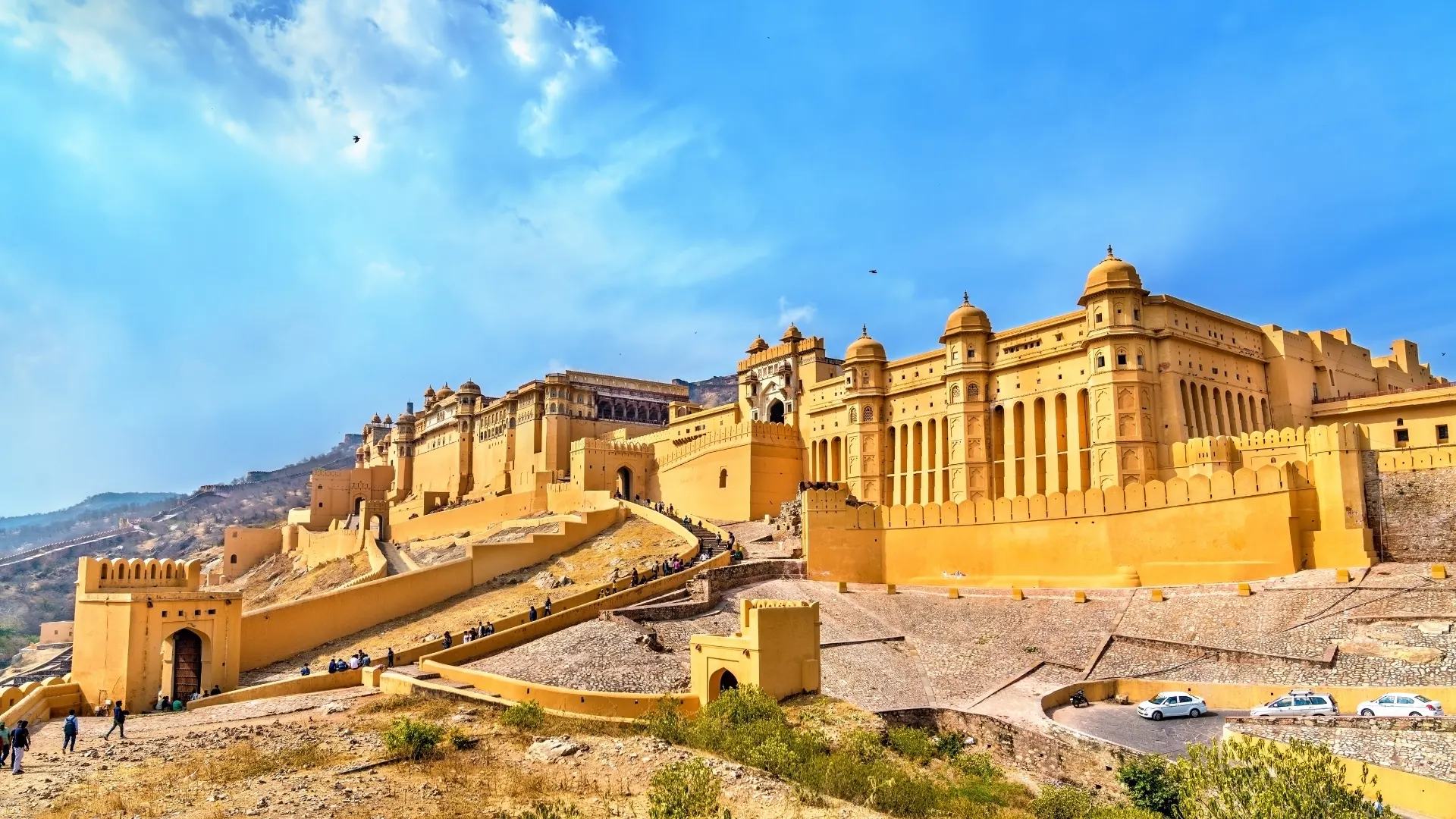 Wide view of Amber Fort complex spread across the Aravalli hillside