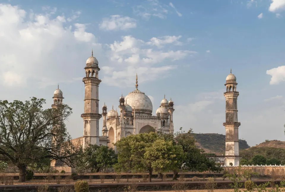 bibi ka maqbara mausoleum with minarets aurangabad