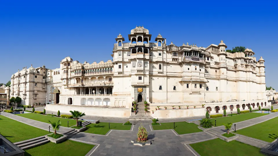 Panoramic view of City Palace courtyard in Udaipur