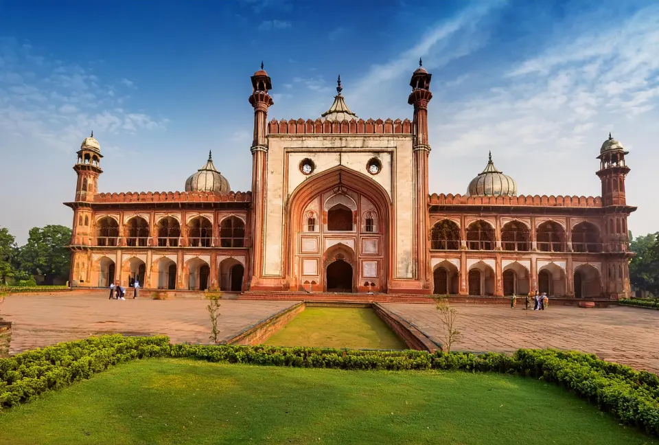 bara imambara main entrance in lucknow