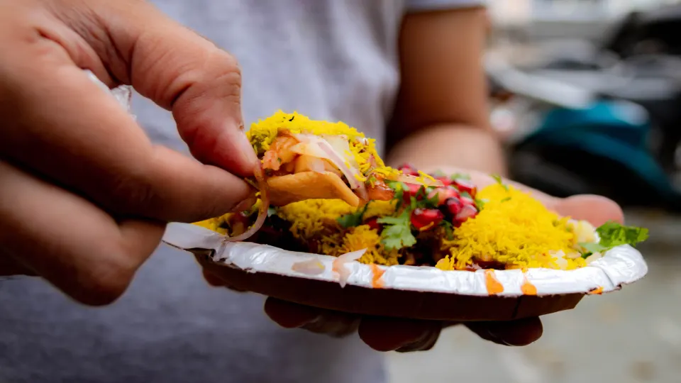 papdi chaat served in leaf bowl