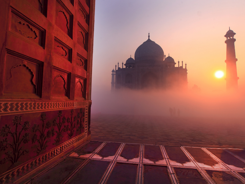 taj mahal at sunrise 